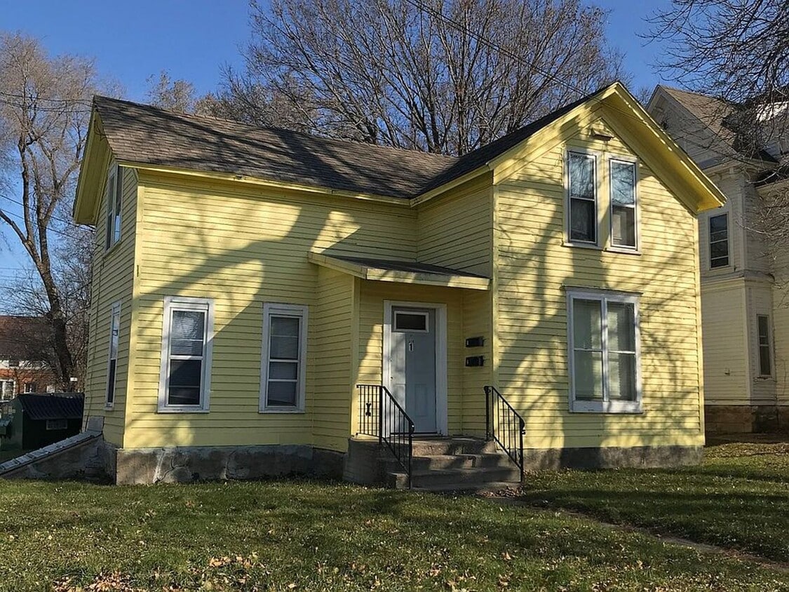Primary Photo - 318 E Walnut St
