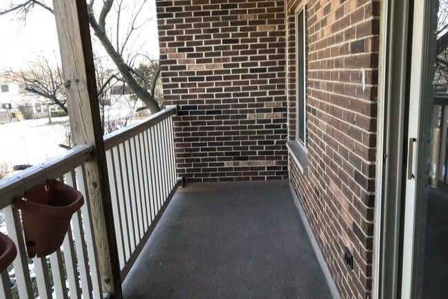 Oversized balcony - 2407 N Kennicott Dr