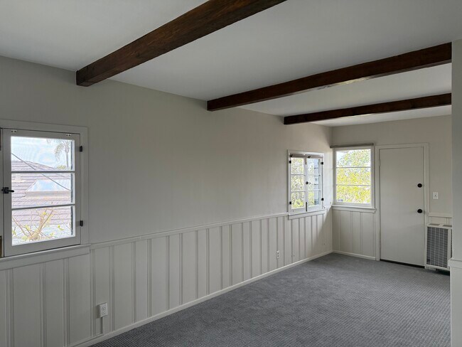 16 ventanas alrededor - 8252 Rees St