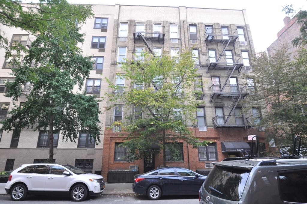 Foto principal - 426 E 81st St