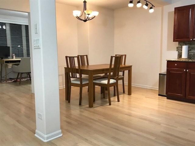 Foto del edificio - 435 W Oakdale Ave