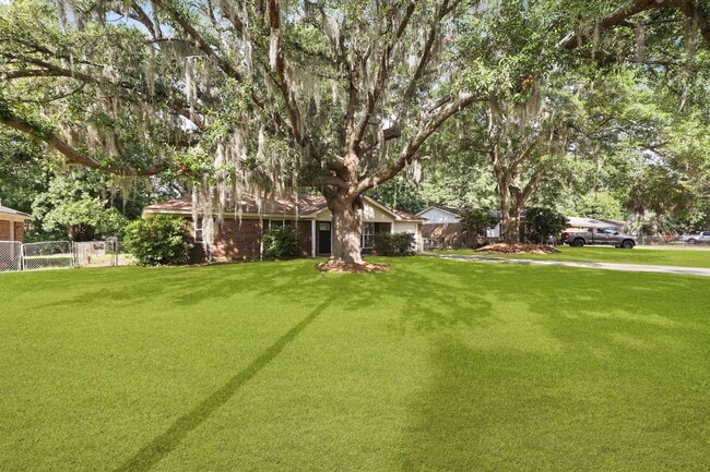 Building Photo - Settle Into Comfort in This Charming 3-Bedroom Home in Larchmont Estates