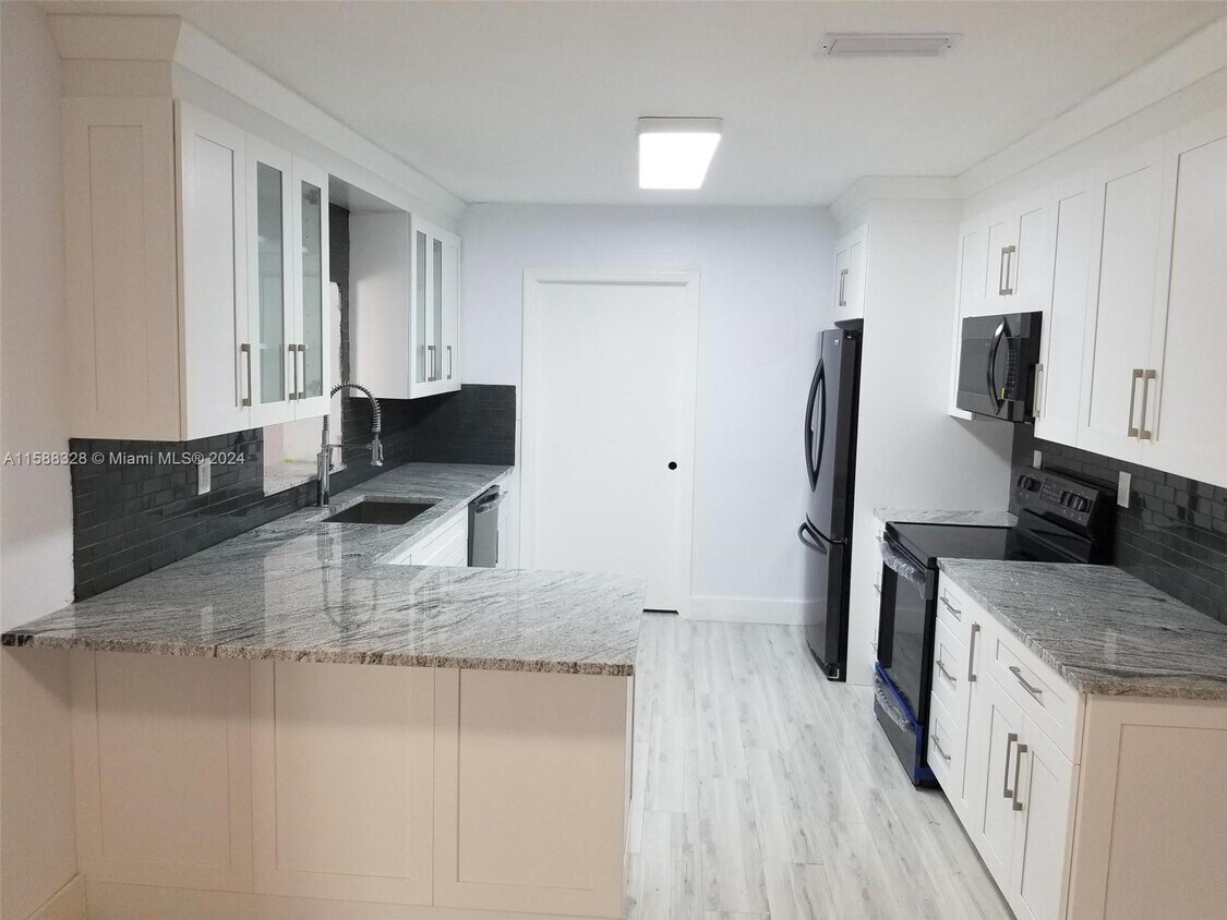 Foto principal - 9710 SW 29th St