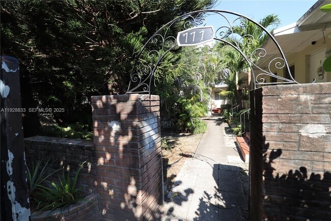 Foto del edificio - 777 NE 85th St