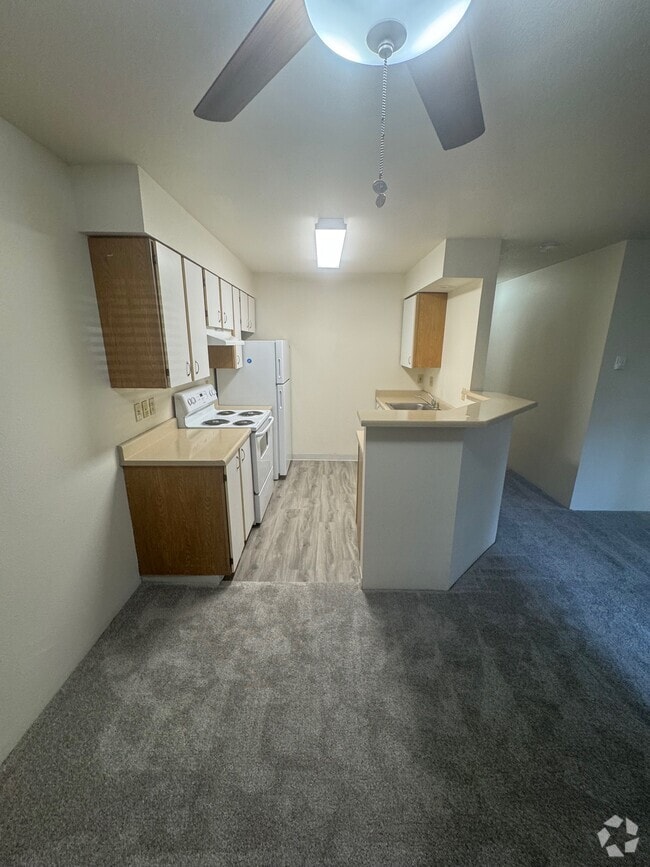 Building Photo - Forest Green Apartments