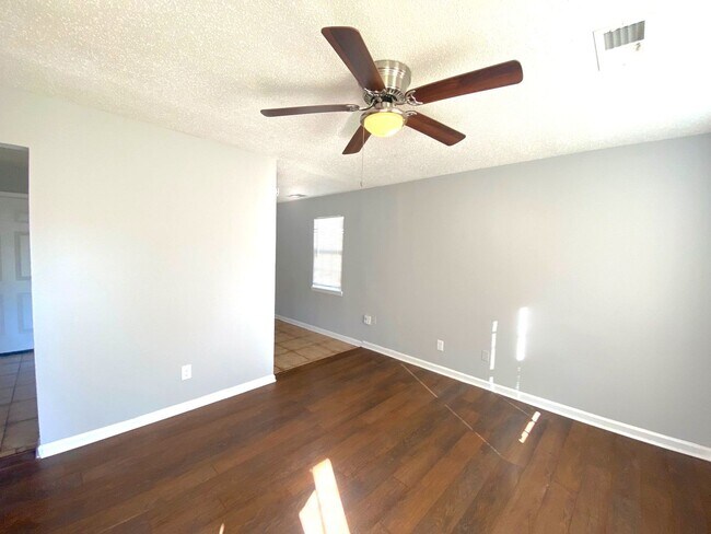 Foto del edificio - 896 Leacrest Ave