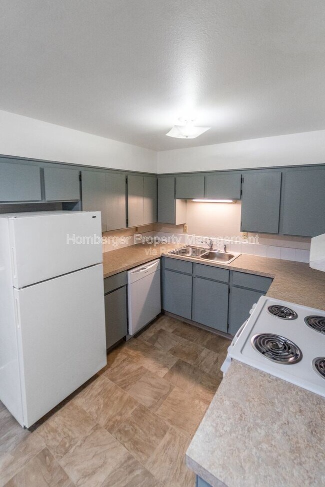 Building Photo - 2628 E Wellesley Ave