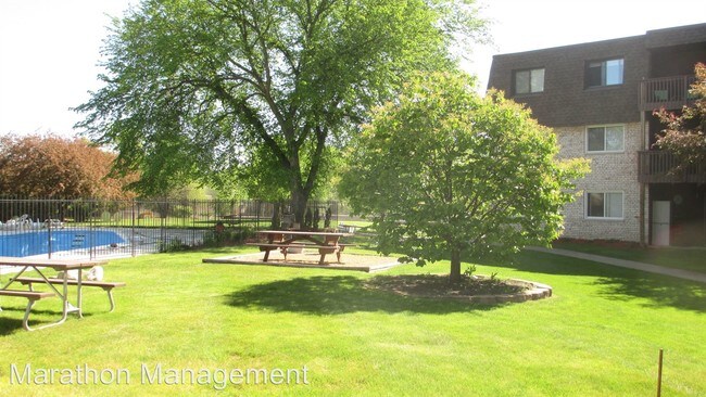 Foto del edificio - 8150 W River Rd