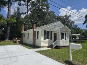Building Photo - 14 W Back Rd