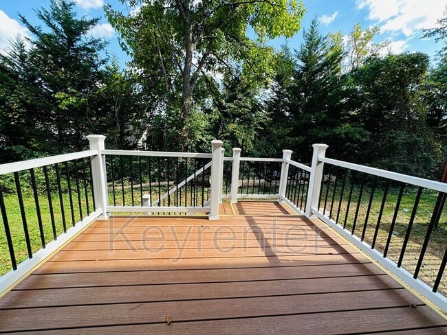 Building Photo - 806 Blue Spruce Way