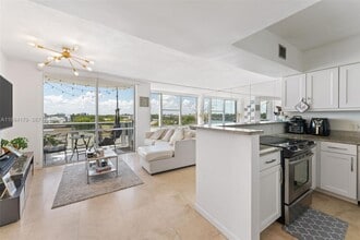 Building Photo - 900 Bay Dr