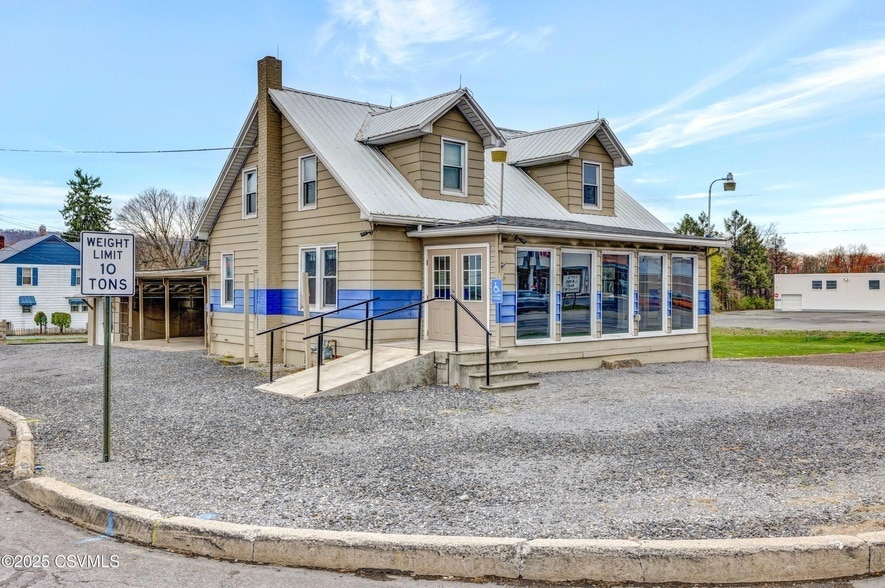 Primary Photo - 1538 N Susquehanna Trail