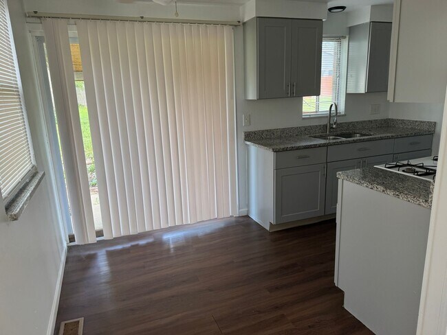 Foto del edificio - 5090-5092-5092 Beacon Hill Rd