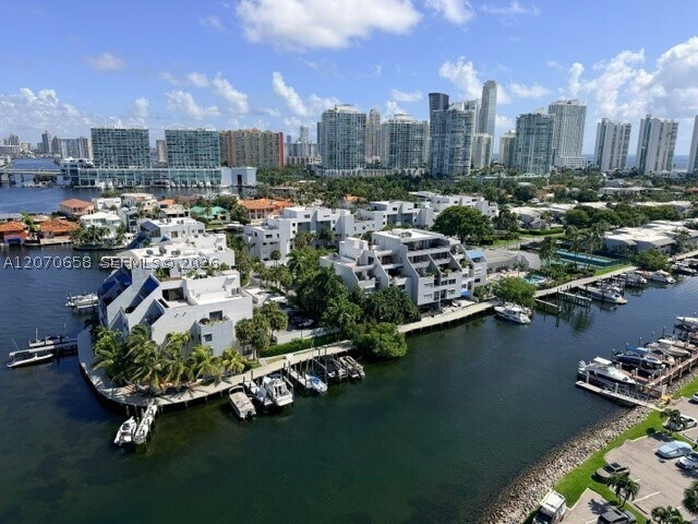 Foto del edificio - 400 Kings Point Dr