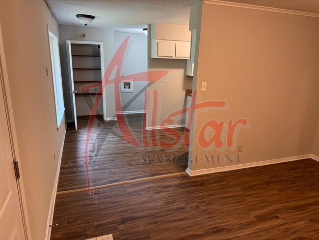 Foto del edificio - 6475 Forest Glen Dr