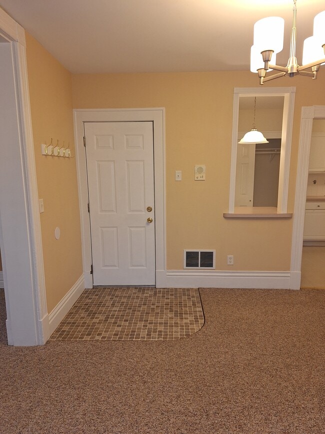 Apart. Entry - 121 Ontario St