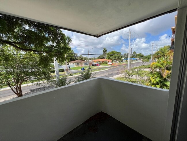 Foto del edificio - 465 S Royal Poinciana Blvd