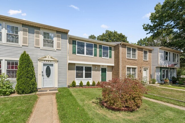 Building Photo - This inviting two-level townhome is perfec...