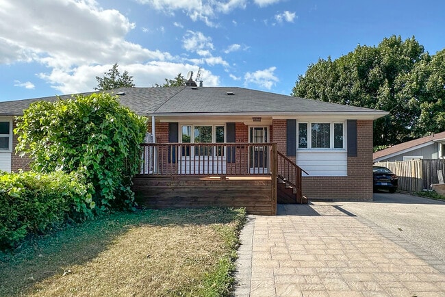 Building Photo - Spotless 3-Bedroom Main Floor Legal Apartm...