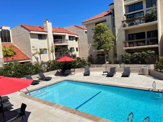 Piscina del Pacific Club - 8180 Manitoba St