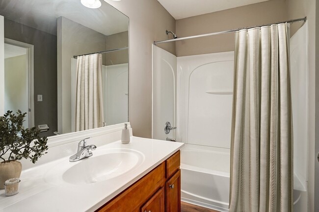 Baño con bañera - Riverford Crossing Apartments