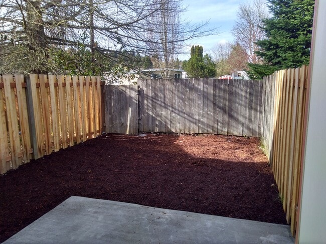 Building Photo - 875 NW Oak Ave