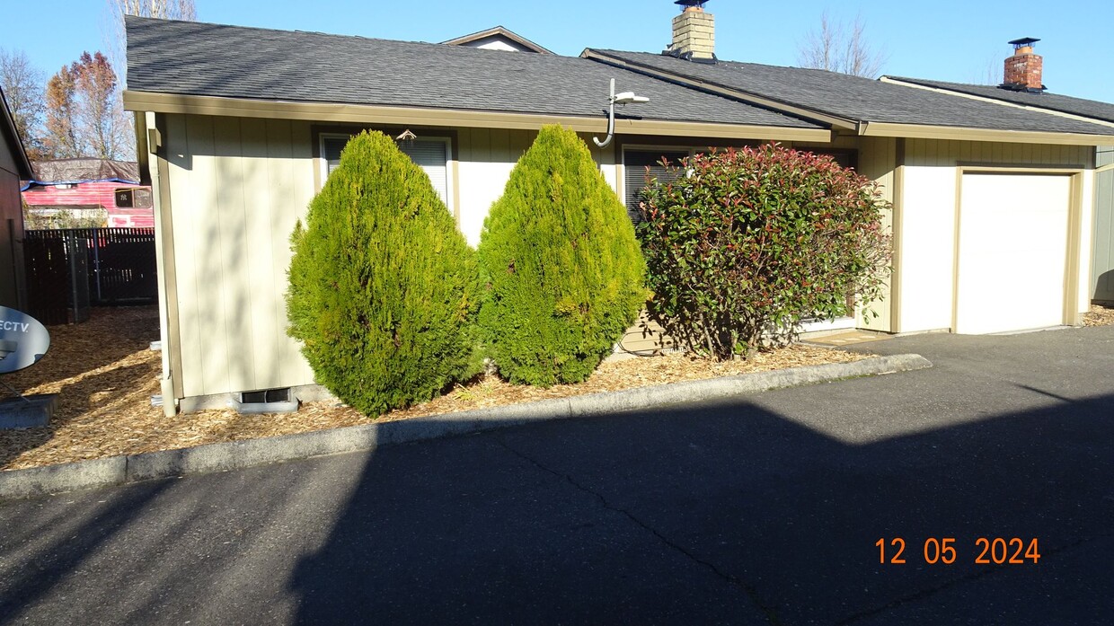 Foto principal - **906 NE 21st Ave, Hillsboro OR 97124**