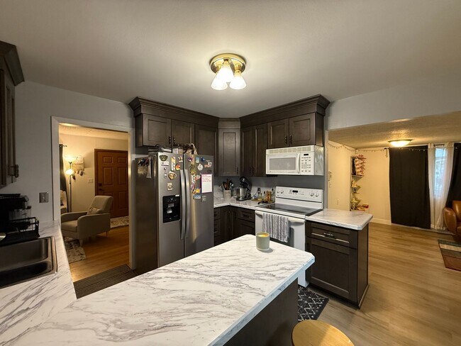 Foto del edificio - Beautiful 4 bed 2.5 Bath Bloomington SF Ho...