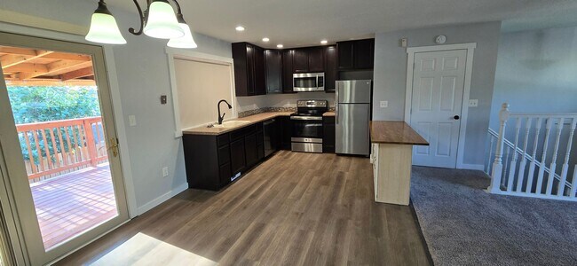 Foto del edificio - 2 Bedroom 1.5 Bathroom 1 Car Garage For Rent