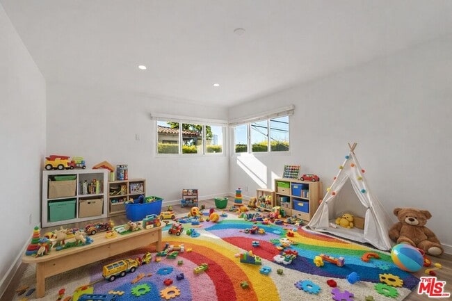 Foto del edificio - 9588 W Olympic Blvd