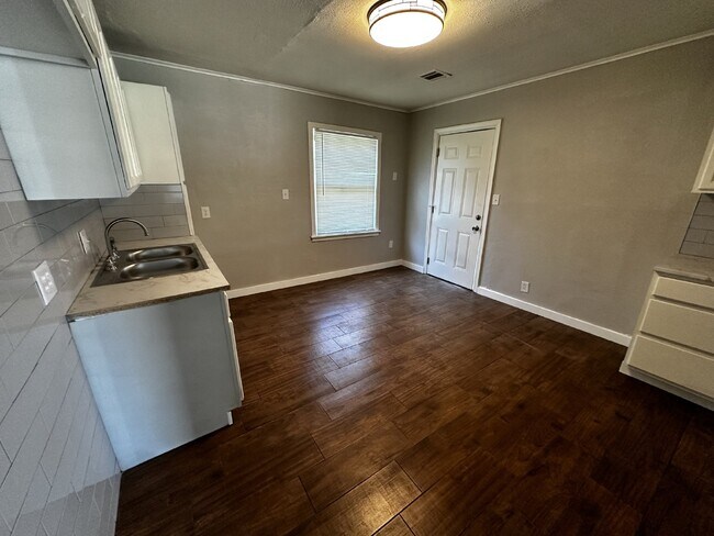Foto del edificio - Charming 3-Bedroom Tulsa Home with Gleamin...