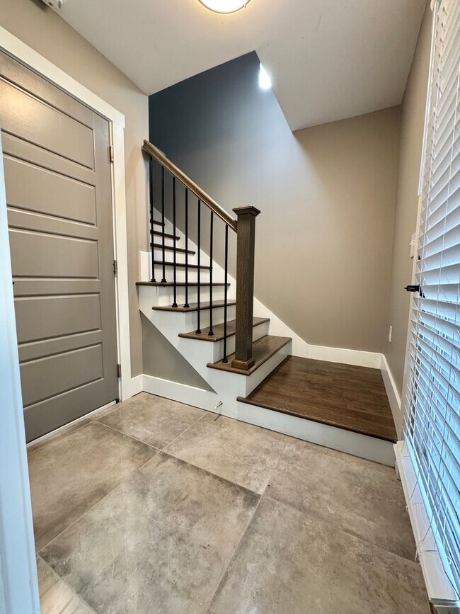 Foto del edificio - 3 Bed, 3.5 Bath Home w/ 2 Car Garage and Lake Views