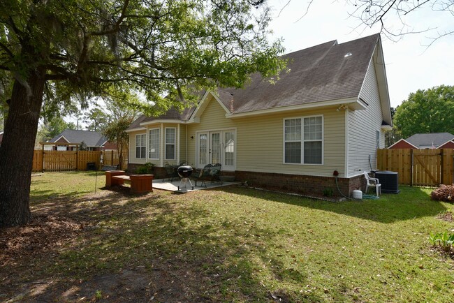 Building Photo - 3 Bed 2 bath + Bonus Room & Fenced yard