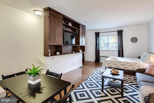 Building Photo - 2013 Waverly St