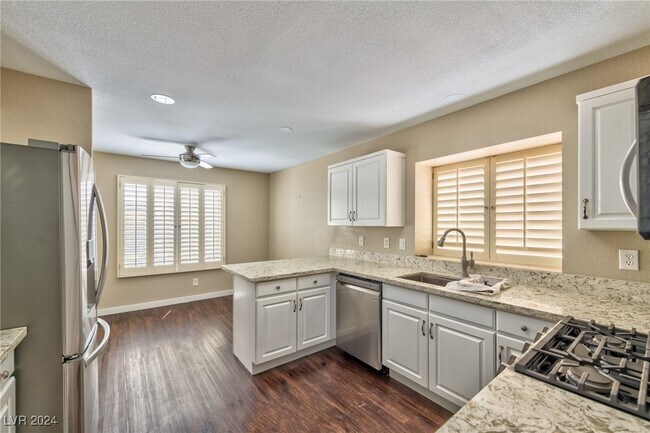 Building Photo - 5 Fantasia Ln