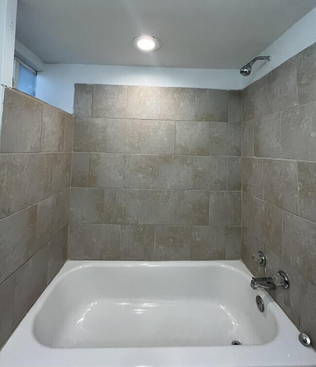 Foto del edificio - 341 E Hubbard Ave