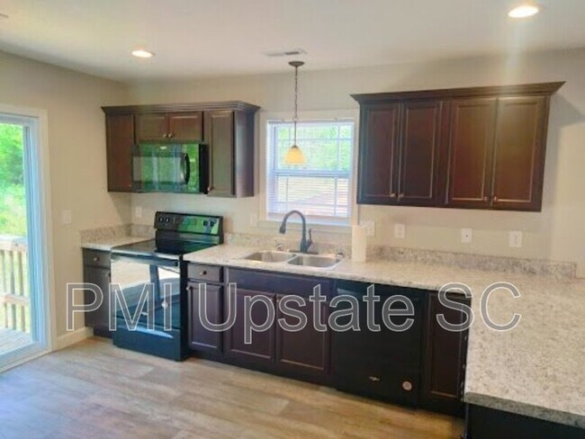 Foto del edificio - 363 Waters Rd