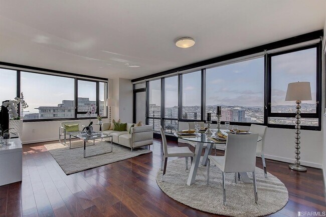 Foto del edificio - 2 BD 1.5BA Condo with Views! Location! Pen...