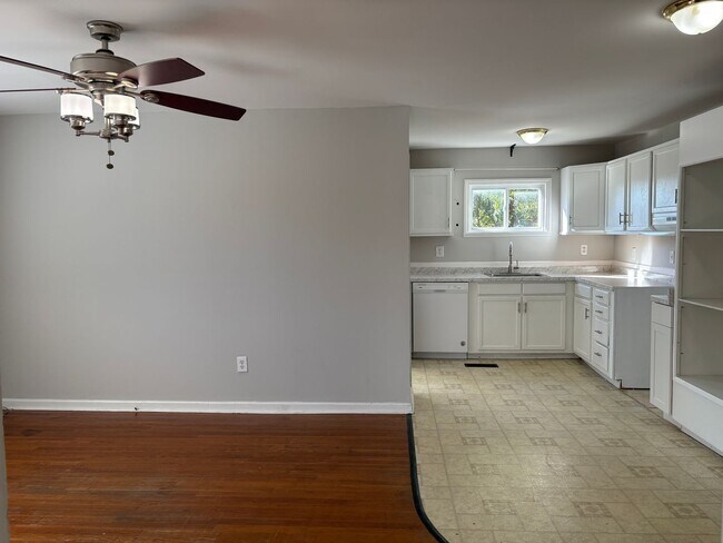 Foto del edificio - 4 Bedroom, 2 Bathroom House in Greensboro!