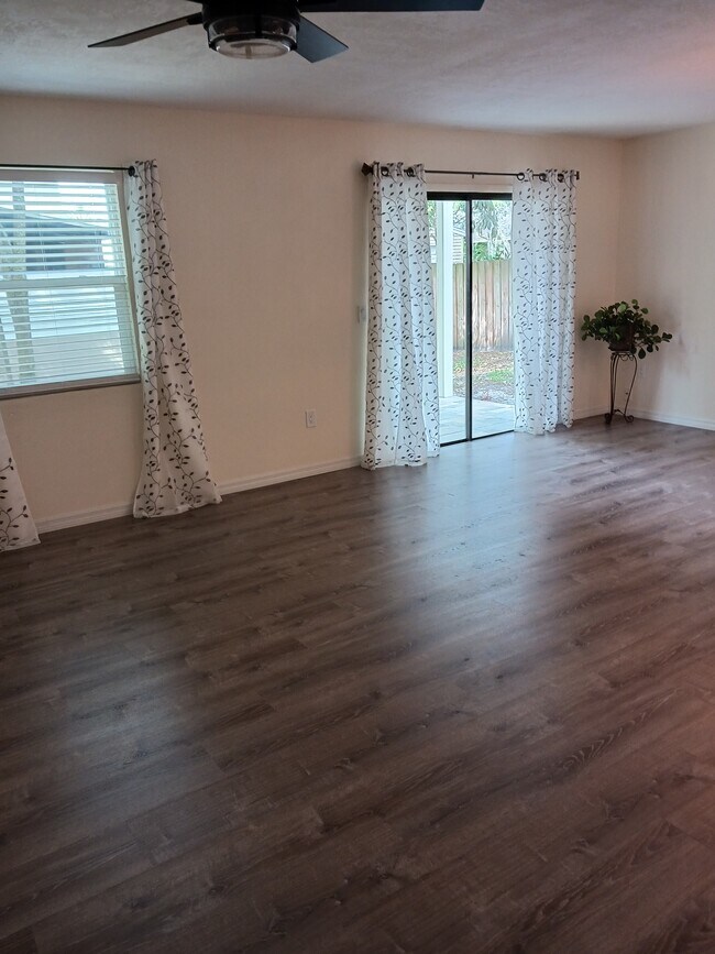 Building Photo - 3573 Raintree Cir