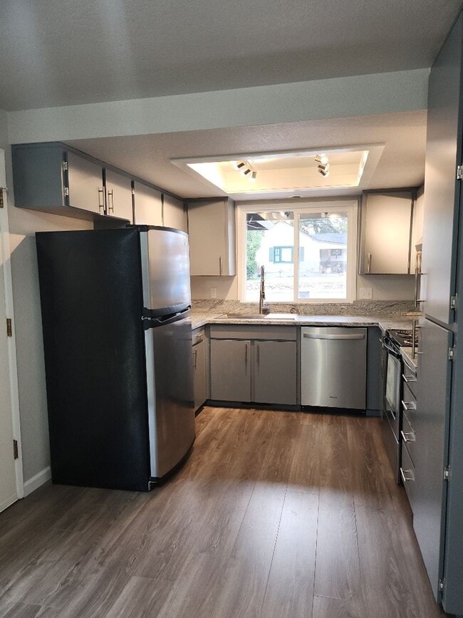 Building Photo - Modern 3 Bedroom Home with Spacious Backyard