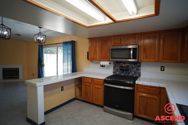 Foto del edificio - Gorgeous 4 Bedroom Home in Shafter!