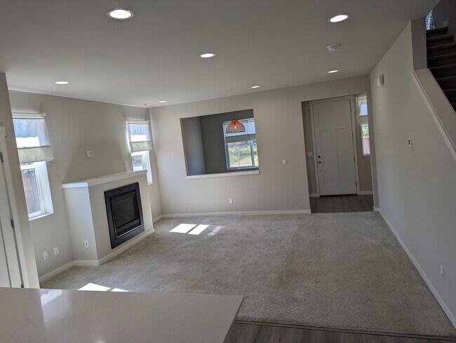 Building Photo - 2030 Water Lily Ct SE