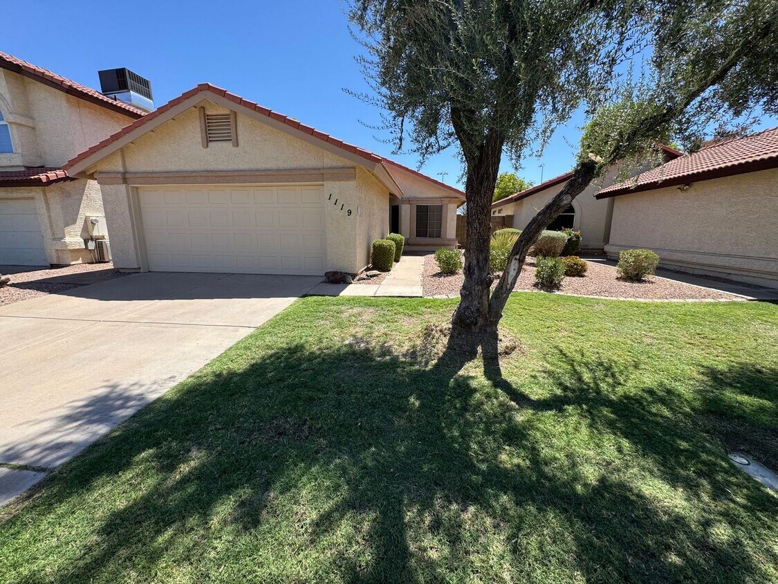 Foto principal - 1119 N Carriage Ln