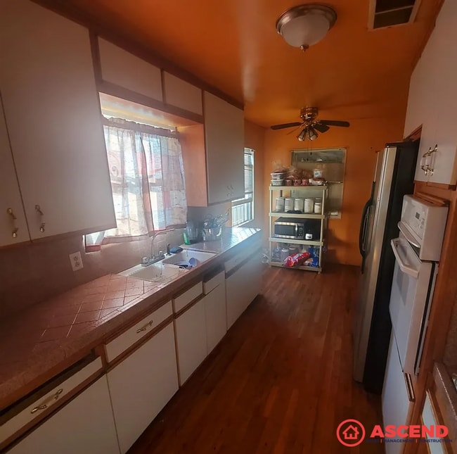 Foto del edificio - Charming 3BR/2BA Home in Bakersfield – 1,708 Sq Ft with Stove Included!