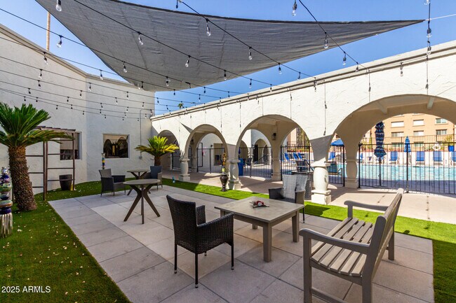 Foto del edificio - 7930 E Camelback Rd