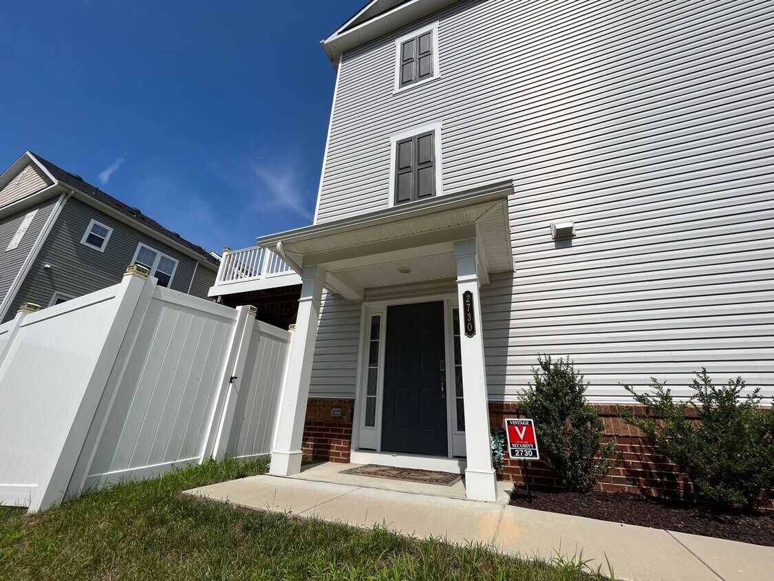 Primary Photo - Amazing 3 BR/3.5 BA EOG Townhome in Shiple...