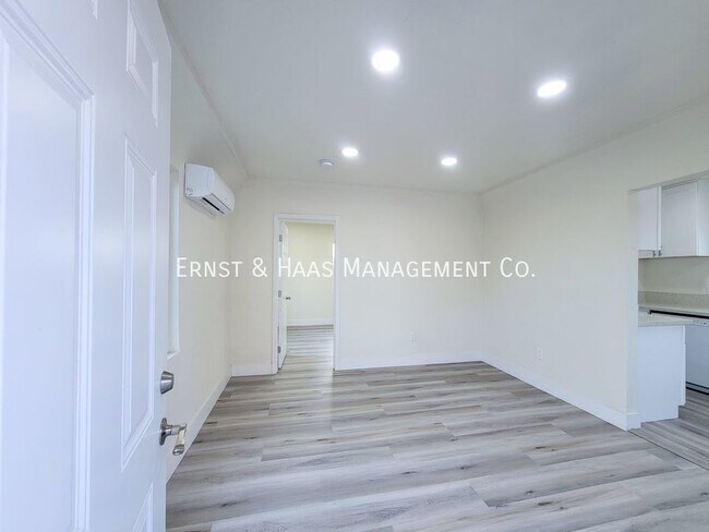 Building Photo - Recently Remodeled and Upgraded Apartment ...