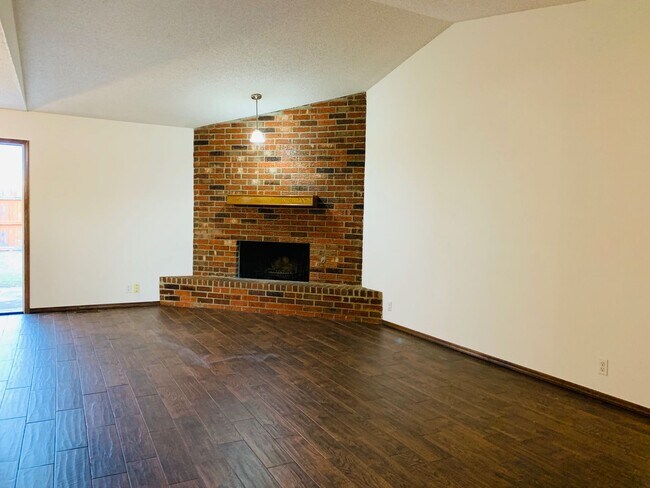 Foto del edificio - 3 Bed | 2 Bath | 2 Car Garage - Duplex - UNDER $1000 per month - Putnam City Schools