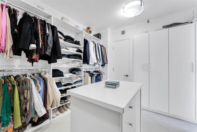 Foto del edificio - 19500 Turnberry Way